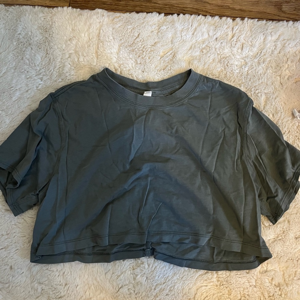 NWOT Cropped Tee lulu shirt size 4!